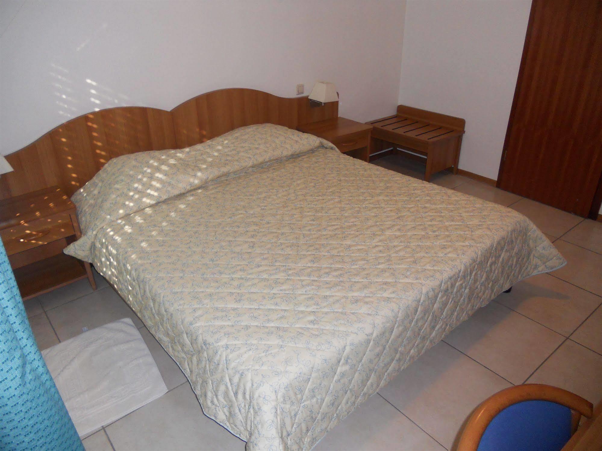 Hotel Carpini Башараж Екстериор снимка