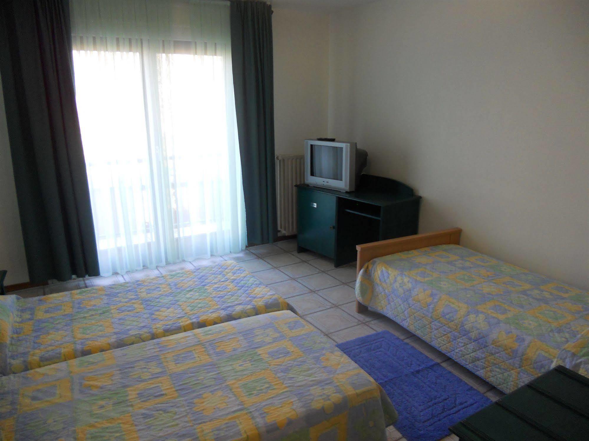 Hotel Carpini Башараж Екстериор снимка