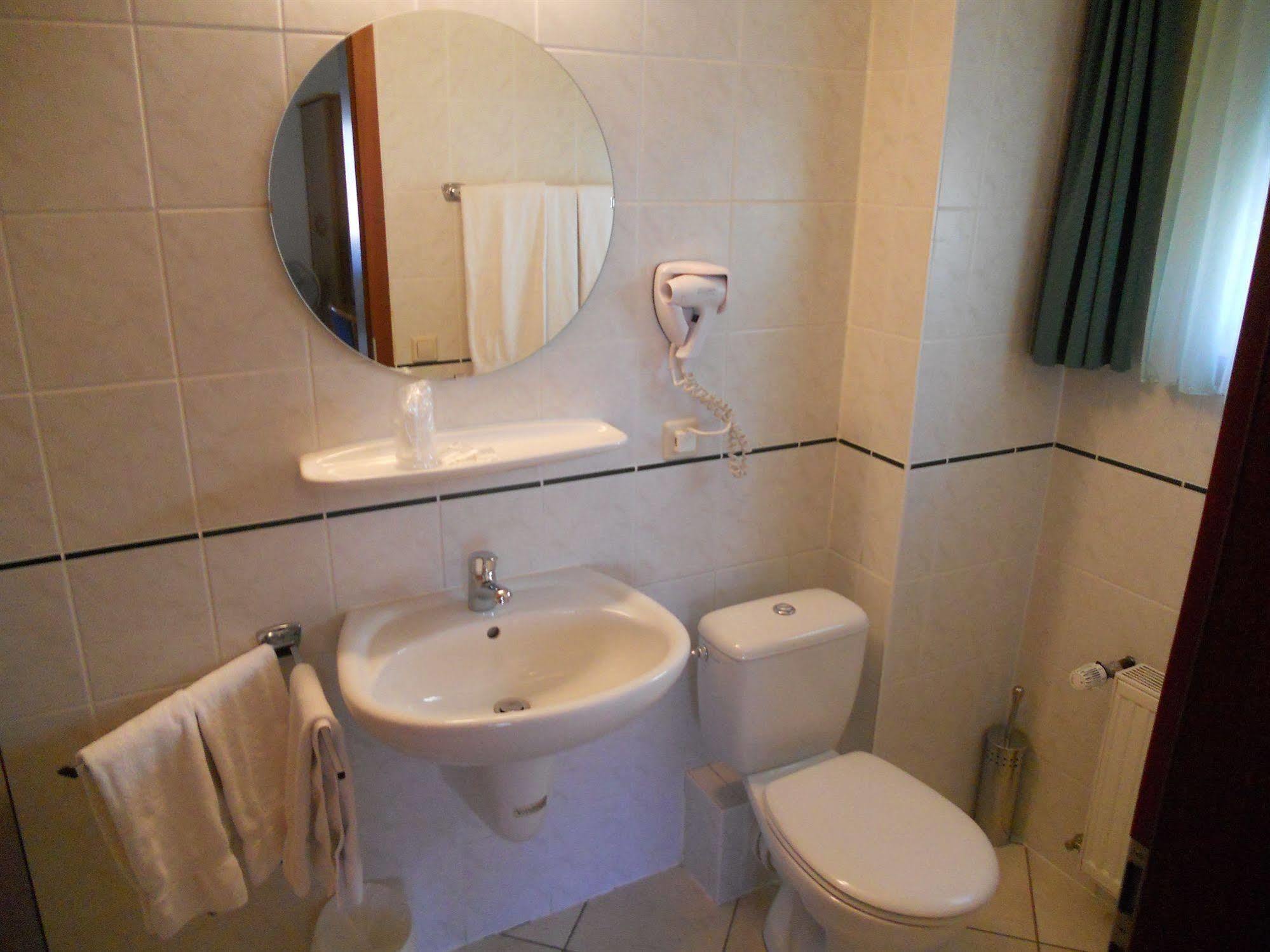 Hotel Carpini Башараж Екстериор снимка