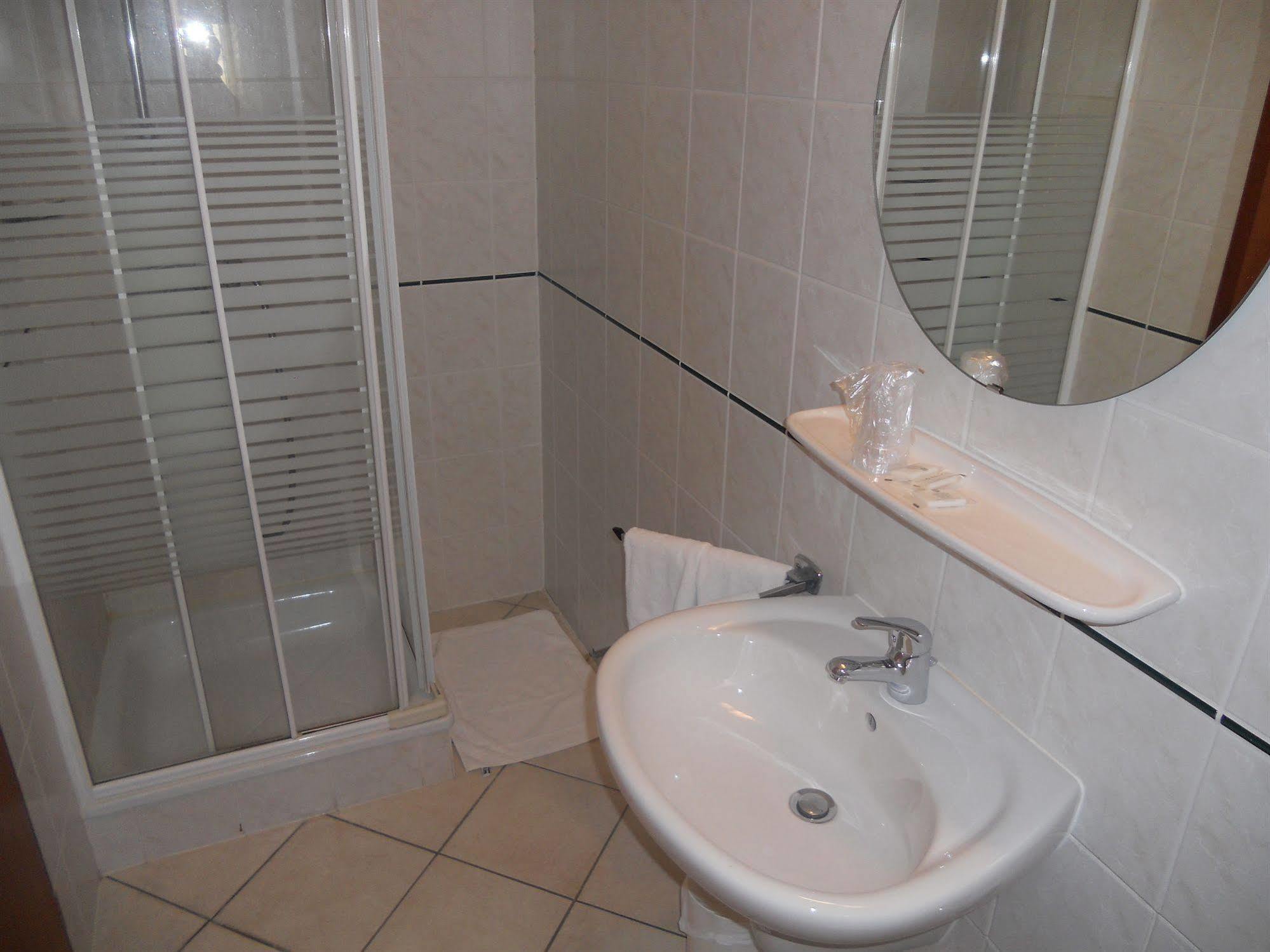 Hotel Carpini Башараж Екстериор снимка