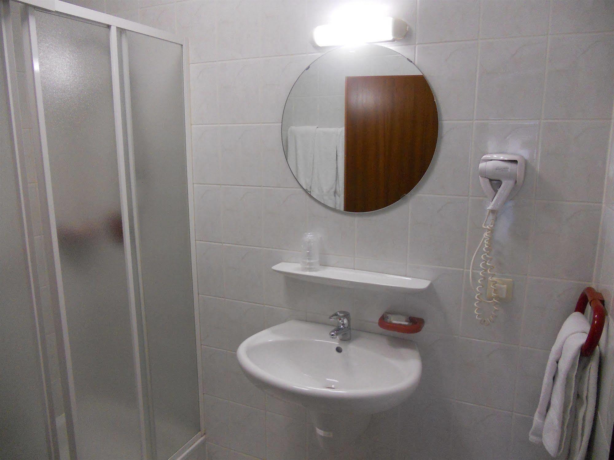 Hotel Carpini Башараж Екстериор снимка
