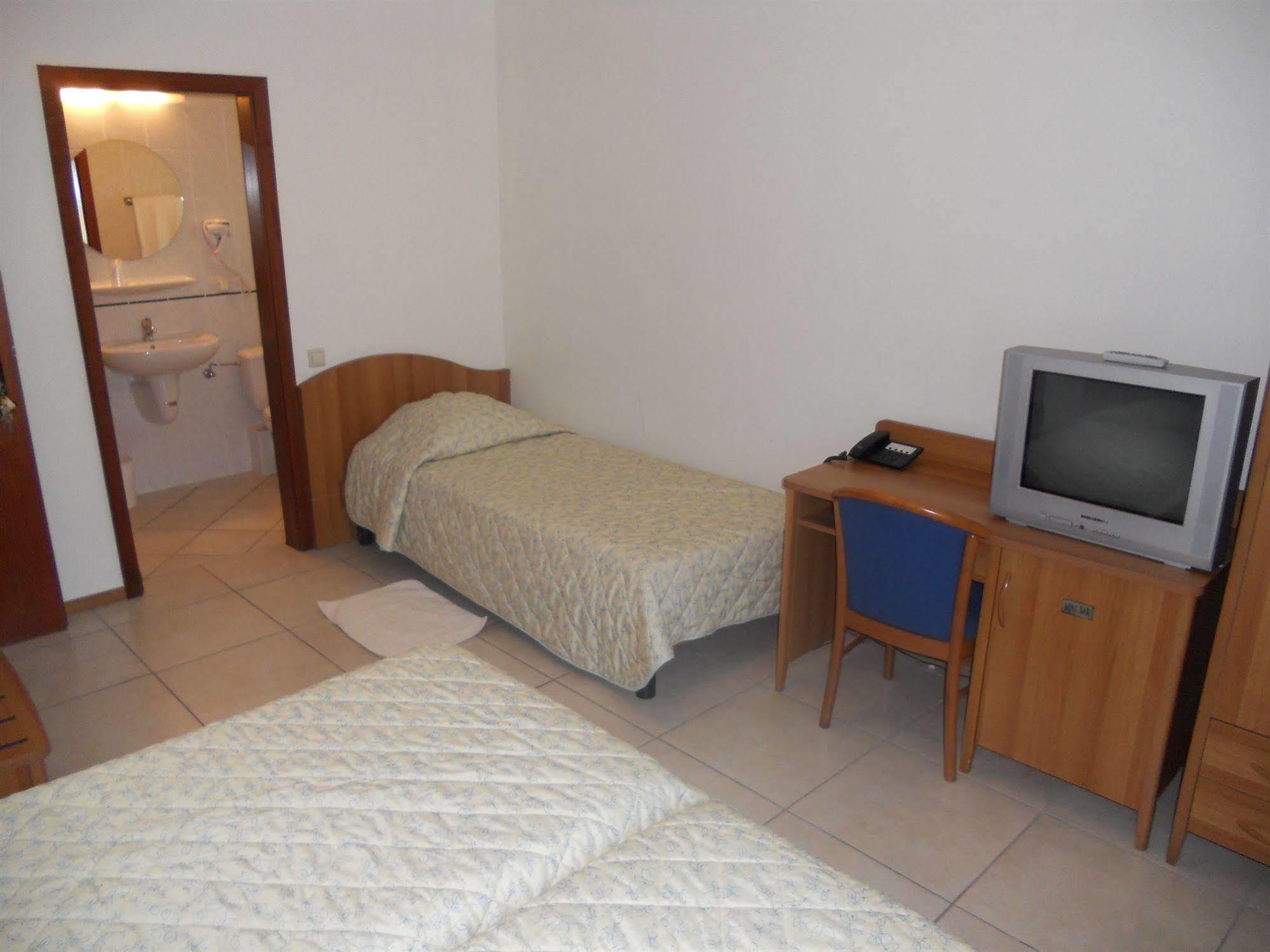 Hotel Carpini Башараж Екстериор снимка