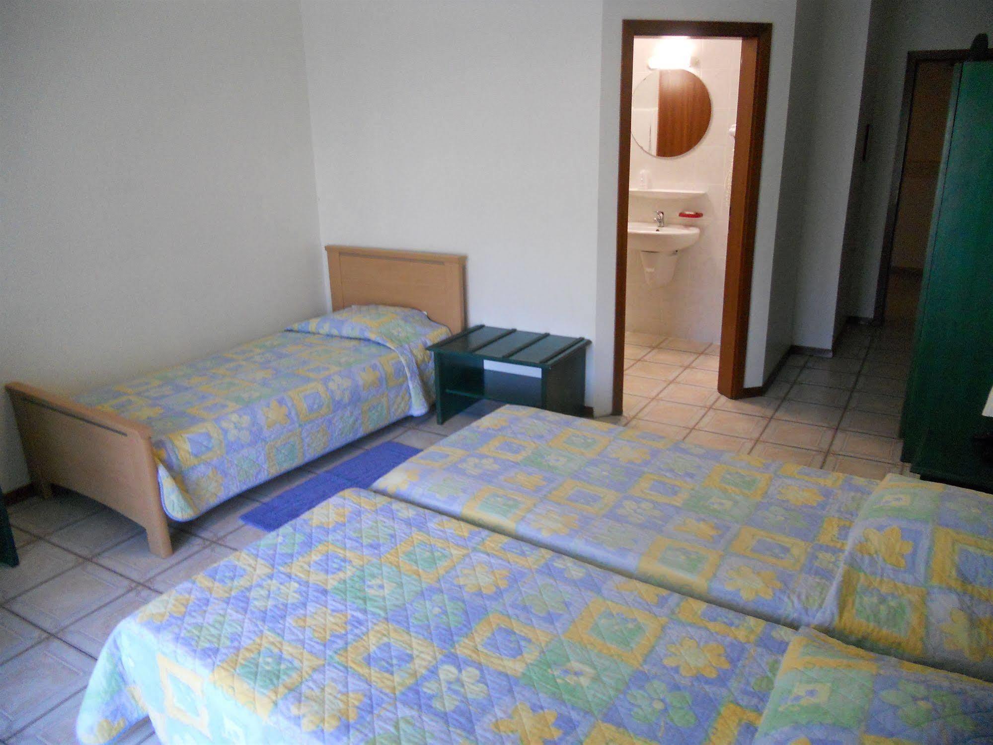 Hotel Carpini Башараж Екстериор снимка